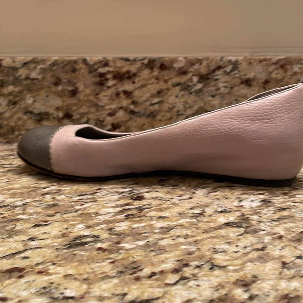 Eileen Fisher sz 9 seal grey flats with cap toe and 1/2 wedge - Picture 3 of 5